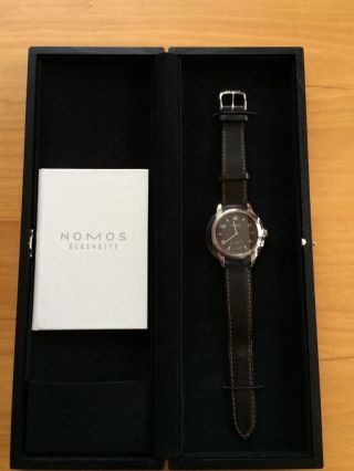 Nomos Club Dunkel Bild