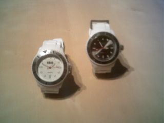 2 Kautschuck - Armbanduhren 