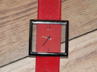 Ck Uhr Rot Klein Uhr Rotes Armband Farbe Silber Bild