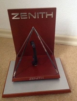 Zenith Display In Form Einer Pyramide Sehr Edel Und Schwer Bild