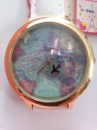Besondere Damen Armbanduhr Mit Weltkarte Und Flugzeug Als Sekundenzeiger Bild