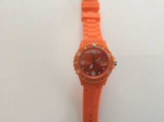 Modische Orange Armbanduhr Aus Kunststoff Mit Gummiartigem Armband Bild