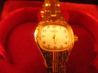 Armbanduhr Mit Goldenem Armband Bild