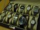 Konvolut Uhren In Vitrine Aus Nachlass Herrenuhren Damenuhren Armani Bastlerware Armbanduhren Bild 2