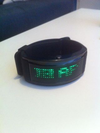 Apus Iota Led - Armbanduhr,  Programmierbare Laufschrift Bild