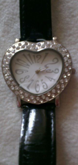 Hingucker - Tolle Armbanduhr (herzform) Von Avon Bild