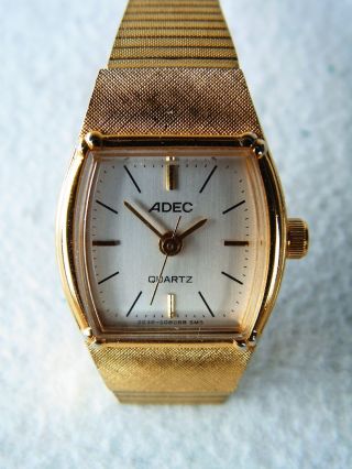 Armbanduhr Der Marke Adec Mit Goldenem Metallarmband - Damenuhr,  Retro,  Quarz Bild