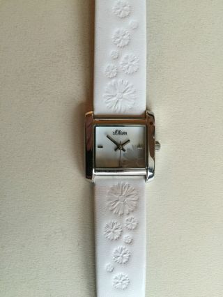 S.  Oliver Damen Armbanduhr Silber/weiss Lederarmband Blumenprägung Perlmutt Wneu Bild