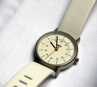Damenarmbanduhr,  Braun Armbanduhr,  Weisses Zifferblatt,  Puristisch Bild