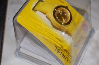 Analoge Damen Uhr In Schönem Gelb Bild