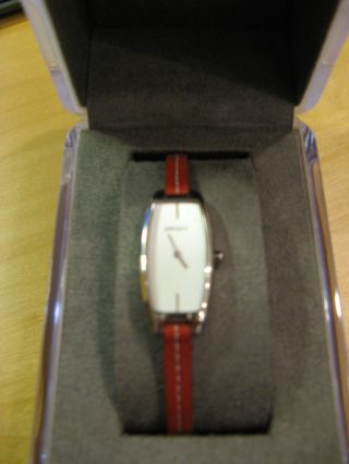 Dkny Silberfarbene Moderne Uhr Mit Rotem Armband - 1x Getragen,  Neue Batterie,  Box Bild