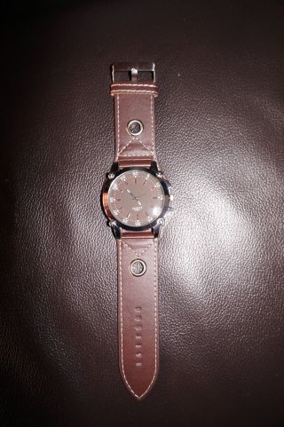 Armbanduhr Für Herren In Braun Bild