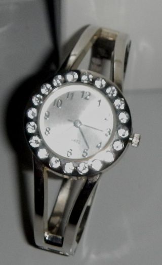 Silberfarbene Damenuhr Armbanduhr Mit Strass Steinchen Von Yves Rocher Quartz Bild