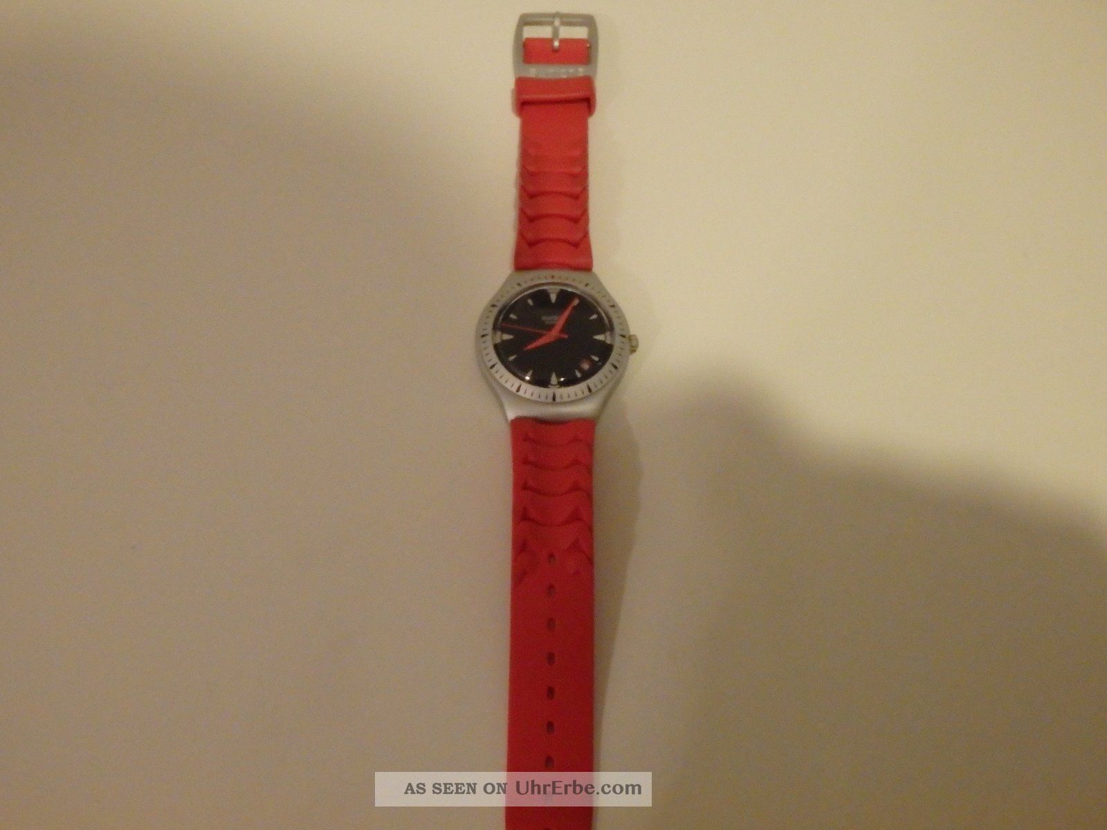 Swatch Irony - Schwarzes Zifferblatt - Alufarbiges Gehäuse Und Rotes Armband Armbanduhren Bild